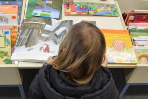 Atelier La Baleine autour du livre (de la fabrication à l'illustration et l'écriture.