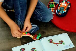 Place à l'imagination pour un atelier de construction de briques haut en couleurs !